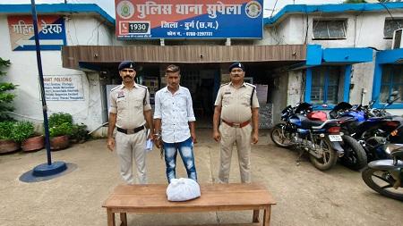 दुर्ग में गांजा तस्करी पर पुलिस का बड़ा एक्शन: ग्राहक तलाशते आरोपी को दबोचा, 1.020 किलो गांजा जब्त