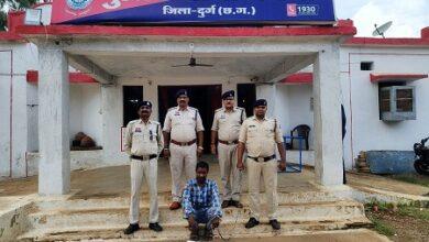 अवैध रूप से गांजा बिक्री करने वाले आरोपी को गिरफ्तार कर 01 किलो 146 ग्राम मादक पदार्थ गांजा एवं बिक्री रकम जप्त 5 अवैध रूप से गांजा बिक्री करने वाले आरोपी को गिरफ्तार कर 01 किलो 146 ग्राम मादक पदार्थ गांजा एवं बिक्री रकम जप्त
