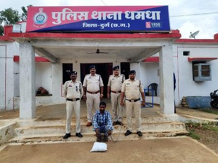 अवैध रूप से गांजा बिक्री करने वाले आरोपी को गिरफ्तार कर 01 किलो 146 ग्राम मादक पदार्थ गांजा एवं बिक्री रकम जप्त