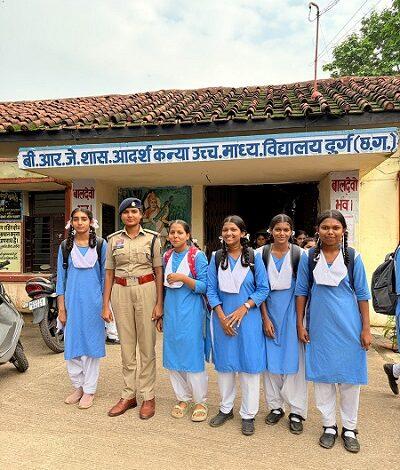 पिंक पेट्रोलिंग के माध्यम से विद्यालयों एवं सार्वजनिक स्थलों पर सुरक्षा जागरूकता अभियान जारी 1 पिंक पेट्रोलिंग के माध्यम से विद्यालयों एवं सार्वजनिक स्थलों पर सुरक्षा जागरूकता अभियान जारी