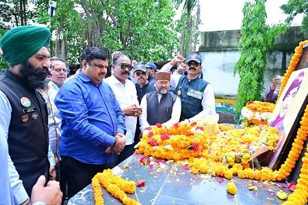 शहीद कौशल यादव के बलिदान को शिक्षा मंत्री गजेन्द्र यादव ने किया नमन...