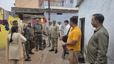 दुर्ग पुलिस का विशेष चेकिंग अभियान – 50 अधिकारी-कर्मचारियों की संयुक्त कार्रवाई, अवैध शराब जप्त, वारंटियों की धरपकड़ एवं संवेदनशील क्षेत्रों में व्यापक सत्यापन