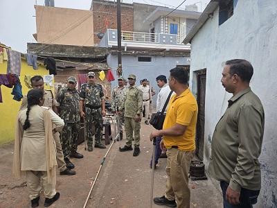 दुर्ग पुलिस का विशेष चेकिंग अभियान – 50 अधिकारी-कर्मचारियों की संयुक्त कार्रवाई, अवैध शराब जप्त, वारंटियों की धरपकड़ एवं संवेदनशील क्षेत्रों में व्यापक सत्यापन 1 दुर्ग पुलिस का विशेष चेकिंग अभियान – 50 अधिकारी-कर्मचारियों की संयुक्त कार्रवाई, अवैध शराब जप्त, वारंटियों की धरपकड़ एवं संवेदनशील क्षेत्रों में व्यापक सत्यापन