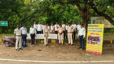 सुगम यातायात व्यवस्था हेतु दुर्ग पुलिस की व्यापक पहल:- सिविक सेंटर, सुपेला, आकाशगंगा, इंदिरा मार्केट एवं खुर्सीपार से कुम्हारी तक व्यापारियों व चालकों को समझाईश दी गयी
