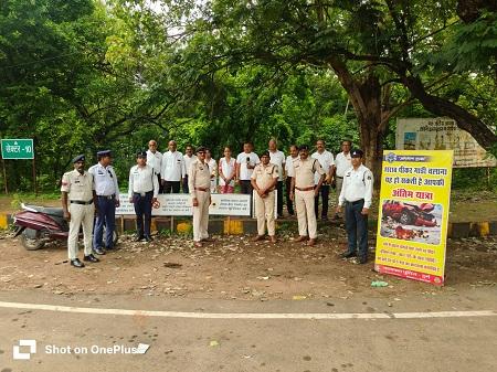 सुगम यातायात व्यवस्था हेतु दुर्ग पुलिस की व्यापक पहल:- सिविक सेंटर, सुपेला, आकाशगंगा, इंदिरा मार्केट एवं खुर्सीपार से कुम्हारी तक व्यापारियों व चालकों को समझाईश दी गयी 1 सुगम यातायात व्यवस्था हेतु दुर्ग पुलिस की व्यापक पहल:- सिविक सेंटर, सुपेला, आकाशगंगा, इंदिरा मार्केट एवं खुर्सीपार से कुम्हारी तक व्यापारियों व चालकों को समझाईश दी गयी