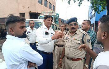 ट्रांसपोर्ट नगर हथखोज में यातायात व्यवस्था सुधारने हेतु यातायात पुलिस की बैठक एवं निरीक्षण...