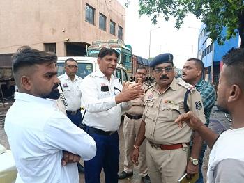 ट्रांसपोर्ट नगर हथखोज में यातायात व्यवस्था सुधारने हेतु यातायात पुलिस की बैठक एवं निरीक्षण...