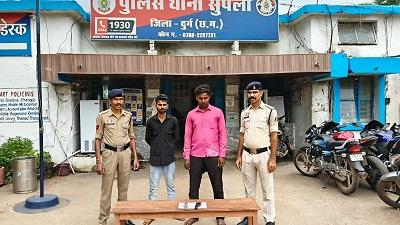 सार्वजनिक स्थान पर धारदार हथियार लहराकर आम लोगों में भय का वातावरण बनाने वाले दो आरोपी सुपेला पुलिस की त्वरित कार्रवाई में गिरफ्तार...