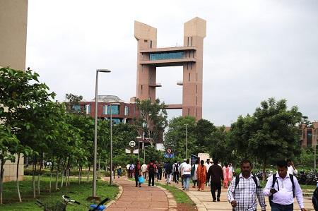 IIT Bhilai में नए छात्रों का भव्य स्वागत: डायरेक्टर बोले—'IIT पहुंचना मंजिल नहीं, असली सफर अब शुरू हुआ'