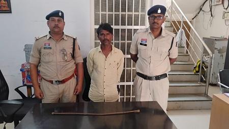 समझाइश के दौरान धारदार हथियार से हमला कर हत्या का प्रयास करने वाले फरार आरोपी को वैशालीनगर पुलिस ने किया गिरफ्तार