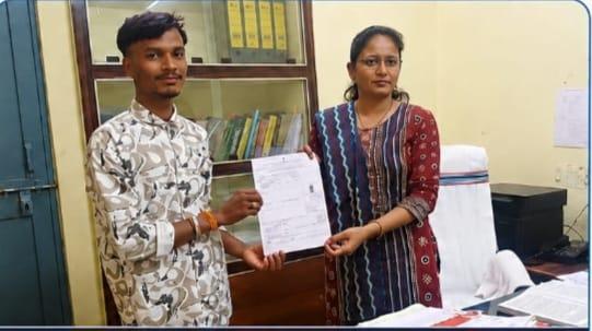 सीएम हेल्पलाइन बनी सहारा, 7 साल बाद मुकुंद धीमर को मिला आधार कार्ड...