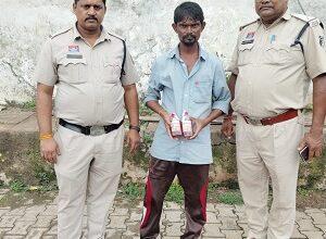 अवैध शराब पर दुर्ग पुलिस द्वारा लगातार कार्यवाही जारी, 43 पाव अवैध शराब के साथ एक आरोपी गिरफ्तार... 5 अवैध शराब पर दुर्ग पुलिस द्वारा लगातार कार्यवाही जारी, 43 पाव अवैध शराब के साथ एक आरोपी गिरफ्तार...