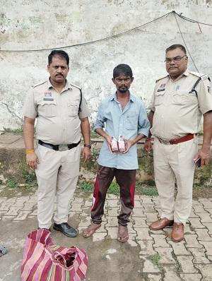 अवैध शराब पर दुर्ग पुलिस द्वारा लगातार कार्यवाही जारी, 43 पाव अवैध शराब के साथ एक आरोपी गिरफ्तार...