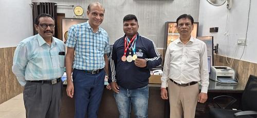 सीएसपीडीसीएल दुर्ग क्षेत्र ने किया वासनिक का अभिनंदन, राष्ट्रीय पॉवर लिफ्टिंग प्रतियोगिता में जीते तीन पदक