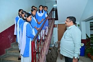 तर्रीघाट स्कूल पहुंचे शिक्षा मंत्री गजेन्द्र यादव, बच्चों से बोले—लक्ष्य तय कर मेहनत करें...