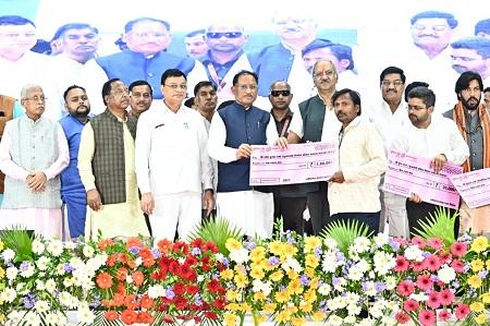 विशेष लेख : ढाई साल की उपलब्धियाँ- छत्तीसगढ़ का श्रमिक कल्याण के क्षेत्र में नई पहचान... 7 विशेष लेख : ढाई साल की उपलब्धियाँ- छत्तीसगढ़ का श्रमिक कल्याण के क्षेत्र में नई पहचान...