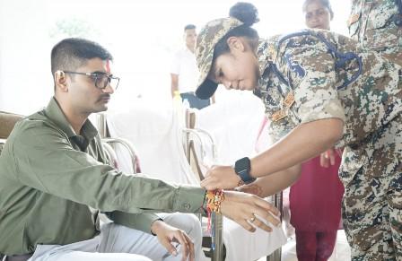 अबूझमाड़ में बंदूक की जगह बंधा भरोसे का धागा, DRG जवानों को आत्मसमर्पित महिलाओं ने बांधी राखी...