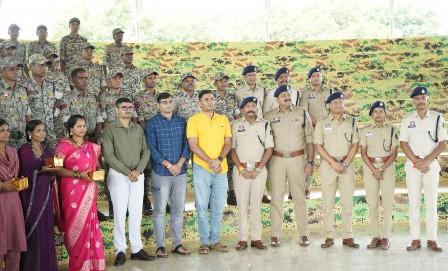 अबूझमाड़ में बंदूक की जगह बंधा भरोसे का धागा, DRG जवानों को आत्मसमर्पित महिलाओं ने बांधी राखी...
