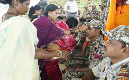 अबूझमाड़ में बंदूक की जगह बंधा भरोसे का धागा, DRG जवानों को आत्मसमर्पित महिलाओं ने बांधी राखी...