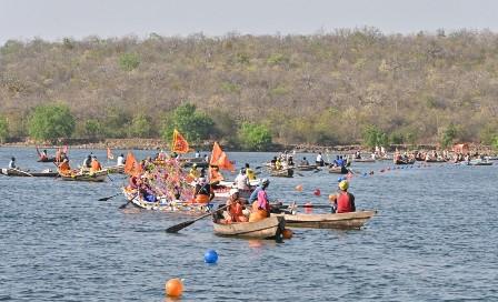 विशेष आलेख : प्रकृति, रोमांच और लबालब जलराशि का अद्भुत संगम : पर्यटकों की पहली पसंद बना धमतरी... 13 विशेष आलेख : प्रकृति, रोमांच और लबालब जलराशि का अद्भुत संगम : पर्यटकों की पहली पसंद बना धमतरी...
