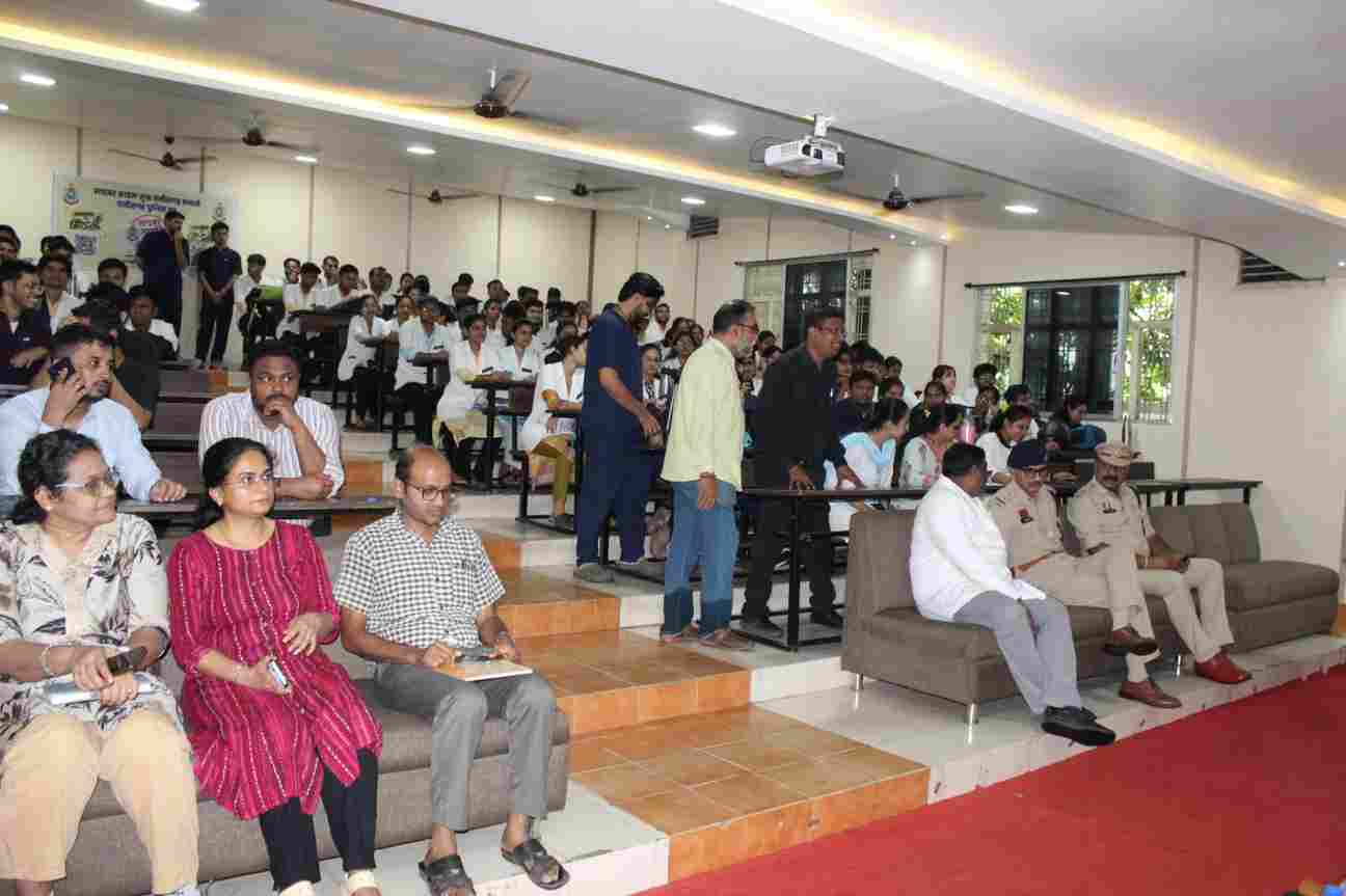 जागरूकता अभियान में विद्यार्थियों ने सीखे ऑनलाइन ठगी से बचाव, नशामुक्ति और आत्मरक्षा के जरूरी गुर...
