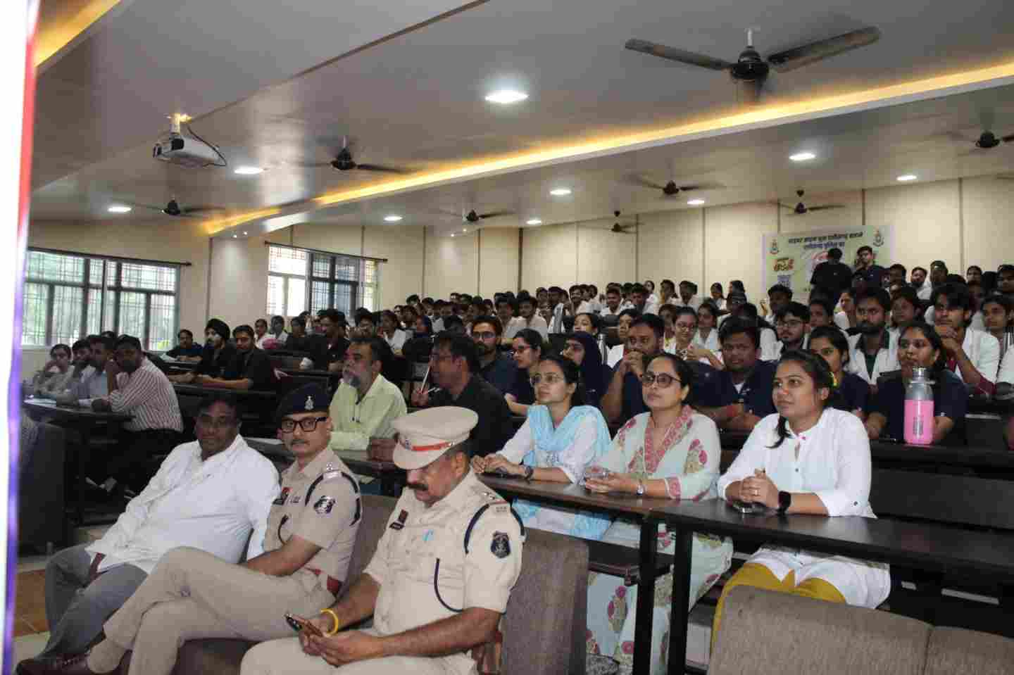 जागरूकता अभियान में विद्यार्थियों ने सीखे ऑनलाइन ठगी से बचाव, नशामुक्ति और आत्मरक्षा के जरूरी गुर...