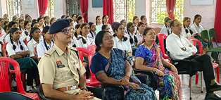सेक्टर-10 स्कूल में साइबर सुरक्षा का पाठ, 400 विद्यार्थियों को ऑनलाइन ठगी से बचाव के बताए तरीके...