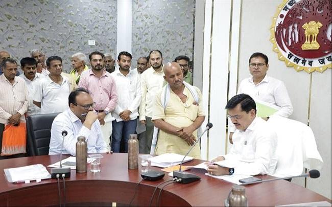 कमिश्नर ने आम जनों से प्राप्त शिकायत एवं समस्याओं की सुनवाई की किसी ने ग्रेच्युटी दिलाने तो किसी ने मजदूरी की बकाया राशि दिलाने के संबंध में शिकायत की 1 कमिश्नर ने आम जनों से प्राप्त शिकायत एवं समस्याओं की सुनवाई की किसी ने ग्रेच्युटी दिलाने तो किसी ने मजदूरी की बकाया राशि दिलाने के संबंध में शिकायत की