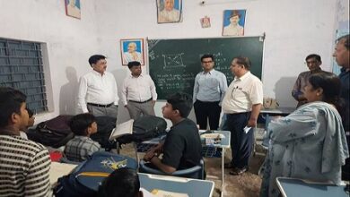 कमिश्नर एवं कलेक्टर बरसते पानी में ग्रामीण क्षेत्रों में निरीक्षण करने पहुंचे शैक्षणिक कार्य में लापरवाही बरतने वाले प्रभारी प्राचार्य एवं तीन शिक्षकों के इंक्रीमेंट रोकने के दिए निर्देश