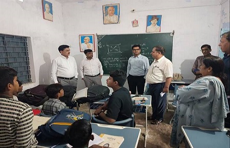 कमिश्नर एवं कलेक्टर बरसते पानी में ग्रामीण क्षेत्रों में निरीक्षण करने पहुंचे शैक्षणिक कार्य में लापरवाही बरतने वाले प्रभारी प्राचार्य एवं तीन शिक्षकों के इंक्रीमेंट रोकने के दिए निर्देश