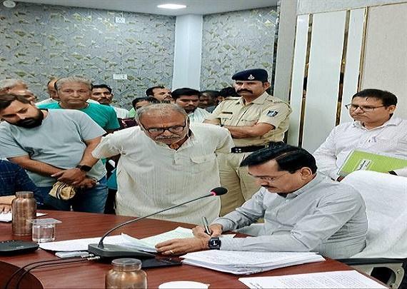 कमिश्नर ने विभिन्न आवेदनकर्ताओं की शिकायत की सुनवाई की किसी ने पेंशन ग्रेच्युटी दिलाने तो किसी ने रजिस्ट्री का नामांतरण करने तो किसी ने मुआवजा दिलाने संबंधी आवेदन प्रस्तुत किया