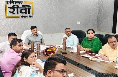 दुधारू पशुओं में नस्ल सुधार कर दुग्ध उत्पादन में वृद्धि करें - कमिश्नर शीलेंद्र सिंह