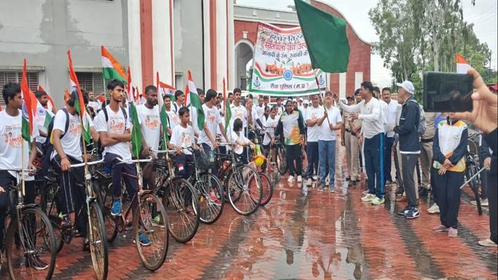 हर घर तिरंगा अभियान में निकाली गई तिरंगा साइकिल रैली कमिश्नर ने तिरंगा साइकिल रैली को किया रवाना 1 हर घर तिरंगा अभियान में निकाली गई तिरंगा साइकिल रैली कमिश्नर ने तिरंगा साइकिल रैली को किया रवाना