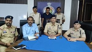 गरीब लोगों के गिरवी रखे सोने के जेवरात बेईमानीपूर्वक हड़पने वाले ज्वेलर्स संचालक को खुर्सीपार पुलिस ने किया गिरफ्तार 1 गरीब लोगों के गिरवी रखे सोने के जेवरात बेईमानीपूर्वक हड़पने वाले ज्वेलर्स संचालक को खुर्सीपार पुलिस ने किया गिरफ्तार