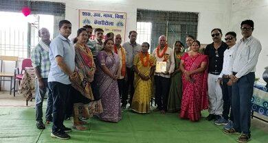 सेवानिवृत होने पर प्राचार्य और प्रधान पाठक को दी गई भावभीनी विदाई...