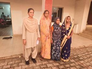 गली में खड़ी पिकअप वाहन हटाने के विवाद में मारपीट करने वाली 03 महिला आरोपी गिरफ्तार, घटना में प्रयुक्त लकड़ी का स्टम्प एवं बेस बल्ला जप्त
