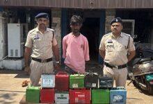 घर के बाहर खड़े ऑटो एवं मालवाहक वाहनों से बैटरी चोरी करने वाला शातिर आरोपी गिरफ्तार, 15 नग बैटरियां बरामद