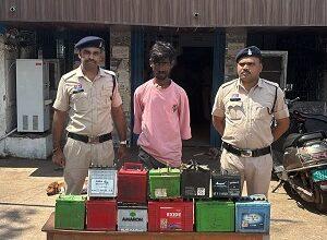 घर के बाहर खड़े ऑटो एवं मालवाहक वाहनों से बैटरी चोरी करने वाला शातिर आरोपी गिरफ्तार, 15 नग बैटरियां बरामद