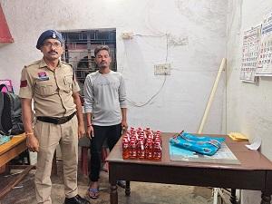 अवैध शराब के विरुद्ध दुर्ग पुलिस की प्रभावी कार्रवाई, स्कूटी से शराब बिक्री करने जा रहे आरोपी को गिरफ्तार कर 38 पौवा देशी शराब एवं वाहन जप्त