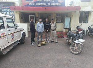 दुर्ग पुलिस की सतर्कता से 24 घंटे के भीतर चोरी का खुलासा, 03 आरोपी गिरफ्तार, चोरी की संपत्ति बरामद 4 दुर्ग पुलिस की सतर्कता से 24 घंटे के भीतर चोरी का खुलासा, 03 आरोपी गिरफ्तार, चोरी की संपत्ति बरामद