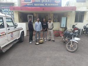 दुर्ग पुलिस की सतर्कता से 24 घंटे के भीतर चोरी का खुलासा, 03 आरोपी गिरफ्तार, चोरी की संपत्ति बरामद 1 दुर्ग पुलिस की सतर्कता से 24 घंटे के भीतर चोरी का खुलासा, 03 आरोपी गिरफ्तार, चोरी की संपत्ति बरामद