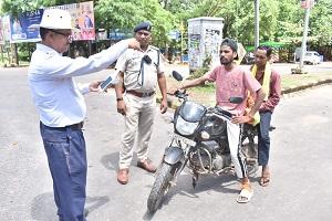 सड़क सुरक्षा के लिए यातायात पुलिस दुर्ग की सघन कार्रवाई, एक सप्ताह में 6,592 वाहन चालकों पर चालानी कार्रवाई, नियमों के पालन हेतु विशेष अभियान निरंतर जारी 1 सड़क सुरक्षा के लिए यातायात पुलिस दुर्ग की सघन कार्रवाई, एक सप्ताह में 6,592 वाहन चालकों पर चालानी कार्रवाई, नियमों के पालन हेतु विशेष अभियान निरंतर जारी