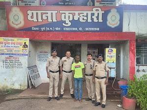 अवैध संबंध के शक में पत्नी की हत्या करने वाला आरोपी घटना के तुरंत बाद गिरफ्तार, घटना में प्रयुक्त धारदार हथियार जप्त 1 अवैध संबंध के शक में पत्नी की हत्या करने वाला आरोपी घटना के तुरंत बाद गिरफ्तार, घटना में प्रयुक्त धारदार हथियार जप्त