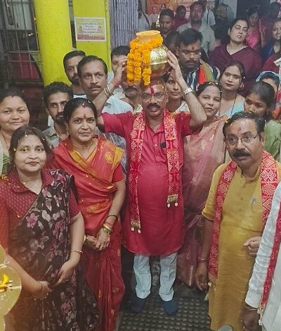 संत रविदास महाराज जी की जन्मस्थली की पवित्र मिट्टी से भरा कलश लेकर दुर्ग पहुंचा भाजपा का प्रतिनिधिमंडल 1 संत रविदास महाराज जी की जन्मस्थली की पवित्र मिट्टी से भरा कलश लेकर दुर्ग पहुंचा भाजपा का प्रतिनिधिमंडल