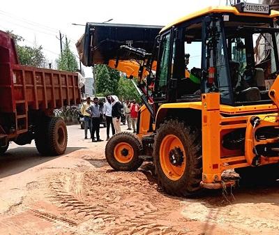 निगम की कार्रवाई, नंदिनी रोड पर अवैध रूप से सड़क घेरकर रखी रेत जब्त