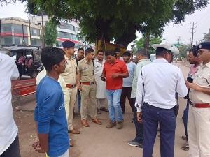 दुर्ग में ट्रैफिक पुलिस का बड़ा एक्शन: 7 दिन में 1112 नो-पार्किंग वाहन हटाए, 173 गौवंश सुरक्षित स्थान भेजे; 118 कंडम वाहन जब्त