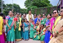 विश्व आदिवासी दिवस पर भव्य रैली, पारंपरिक वेशभूषा में उमड़ा आदिवासी समाज, विधायक देवेंद्र यादव हुए शामिल