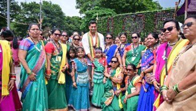 विश्व आदिवासी दिवस पर भव्य रैली, पारंपरिक वेशभूषा में उमड़ा आदिवासी समाज, विधायक देवेंद्र यादव हुए शामिल