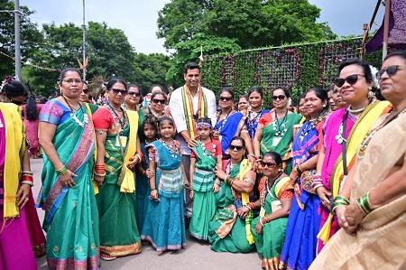 विश्व आदिवासी दिवस पर भव्य रैली, पारंपरिक वेशभूषा में उमड़ा आदिवासी समाज, विधायक देवेंद्र यादव हुए शामिल