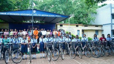 दुर्ग ग्रामीण विधायक ललित चंद्राकर ने रिसाली स्वामी आत्मानंद उत्कृष्ट इंग्लिश मीडियम स्कूल में 61 छात्राओं को प्रदान की निःशुल्क साइकिल